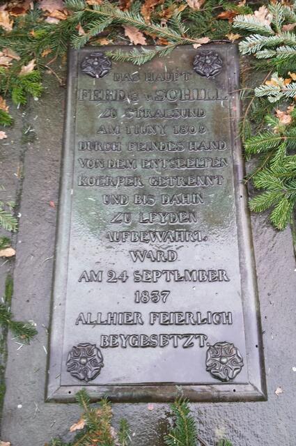 Das Haupt Ferd´s v. Schill, zu Stralsund  am 1. Juny 1809 durch Feindeshand von dem entseelten Körper getrennt wurde Ferndes Haupt von dem entseelten Koerper getrennt und bis dahin und bis dahin zu Leyden aufbewahrt, ward am 24 September 1837 allhier feierlich beigesetzt.