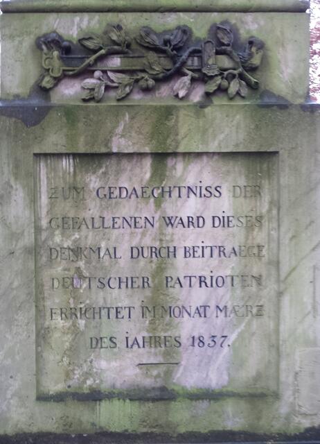 Zum Gedächtnis der Gefallenen ward dieses Denkmal durch Beitraege deutscher Patrioten errichtet im Monat Maerz des Jahres 1837