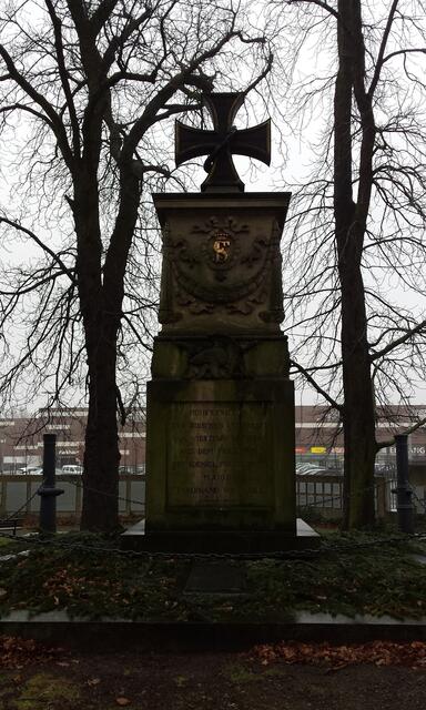 Inschrift: Ruhestätte der irdischen Überrete von 14 Kriegern aus dem Freicorps des koenigl. preussischen Majors Ferdinand von Schill
