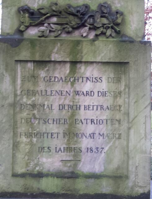 Zum Gedächstnis der Gefallenen ward dieses Ehrenmal durch Beiträge deutscher Patrioten errichtet Monat Maerz des Jahres 1837