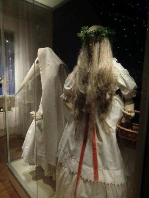 Die gesichtslose Barbara (Borbora) und Luzi mit der Schnabelperchtenmaske aus dem volkskundlichen Museum Prag