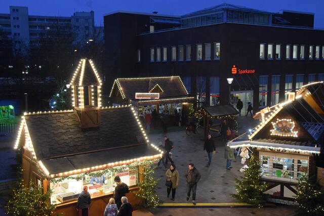 Fast ein umfassender Blick auf den Weihnachtsmarkt unserer Heimatgemeinde, zufällig zu Beginn der "Blauen Stunde". Das passt ja gut, wie man sehen kann..