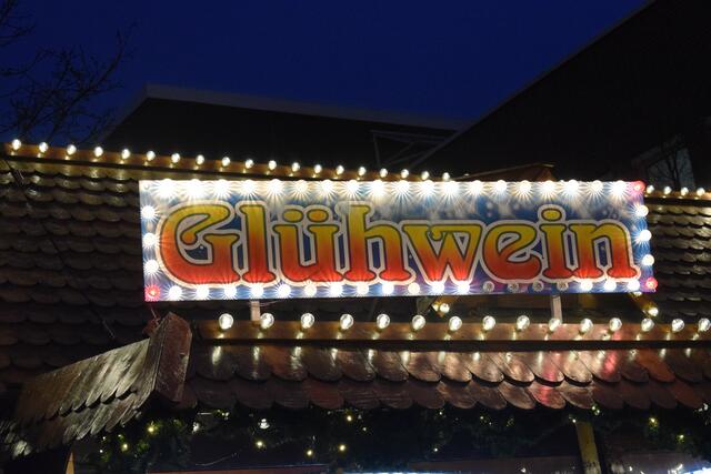 Blau nach einer Stunde ... "Ihre Frau hat aber einen interessanten Akzent; sagen Sie bitte, woher kommt sie denn?"..."Vom Glühweinstand"