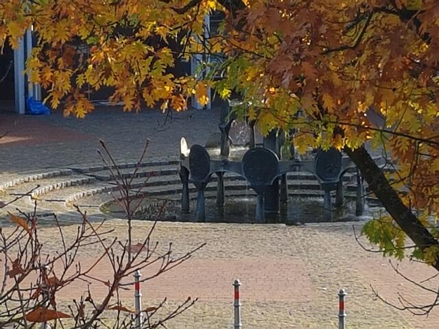 Aussicht auf den Marienbrunnen ....hier im Spätherbst. Auch das Wassergeplätscher kann ich hören vom Balkon aus !