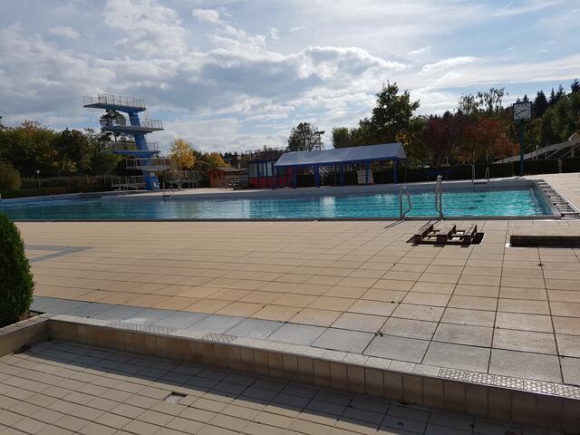 Das Hallen und Freibad, kann ich praktisch mit meinem Bademantel erreichen !!
