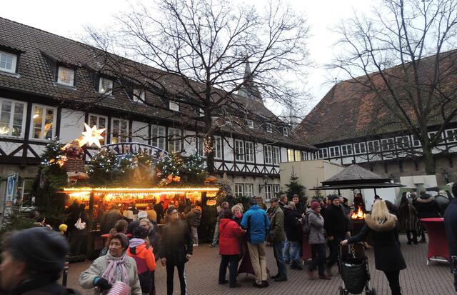 Auf dem Ballhof Platz ist der Finnische Weihnachtsmarkt