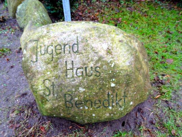 Stein vor dem Jugendhaus St. Benedikt, das gleichzeitig Pilgerherberge ist