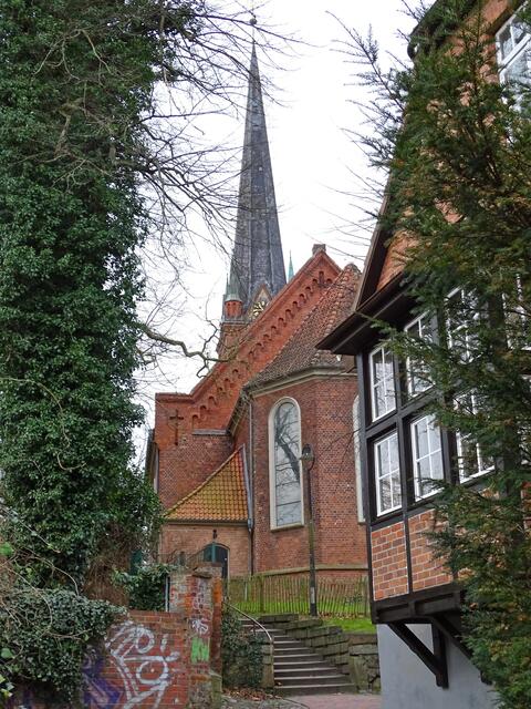 Aufstieg zum Kirchberg mit der Kirche St. Peter und Paul in Bad Oldesloe