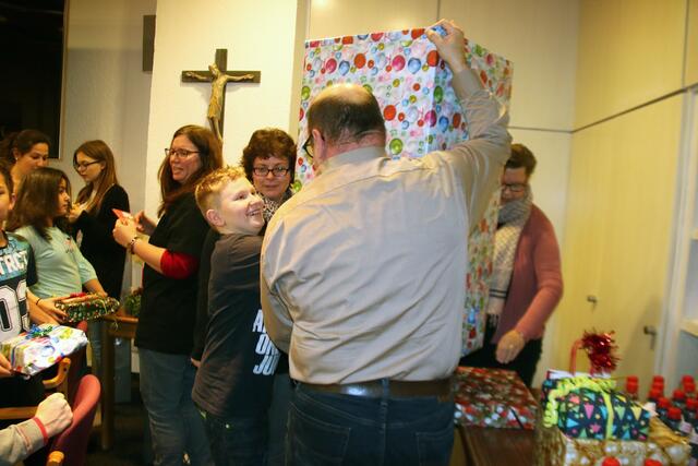 Tizian freut sich sehr über sein Herzensgeschenk, Seine Augen strahlen besonders.