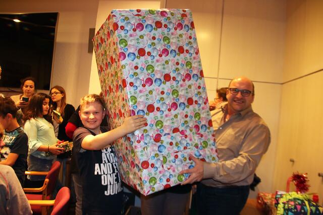 Für Tizian ging ein großer Wunsch in Erfüllung, als er sein Herzensgeschenk von Günter Bugar überreicht bekam: einen Sitzsack.