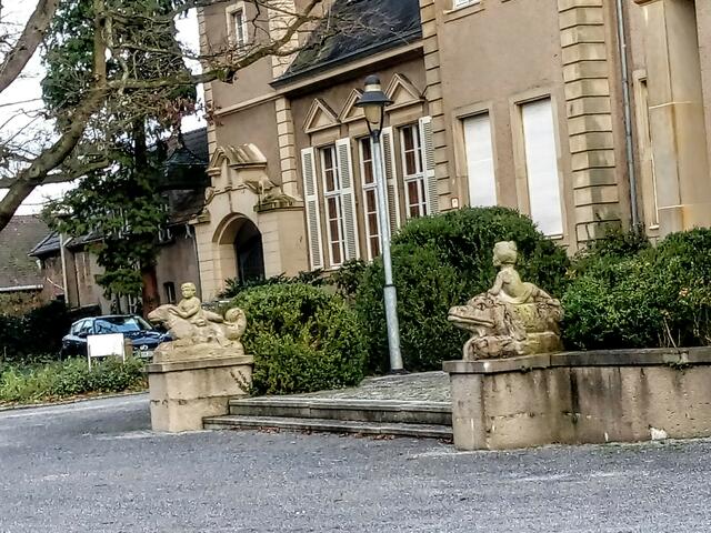 Auch Düsseldorf wurde zum Schauplatz für eine Mord mit Aussicht Folge.   Schloss Garath stellte das Elite Internat Schloss Lobberich dar. Folge : Tödlicher Lehrstoff