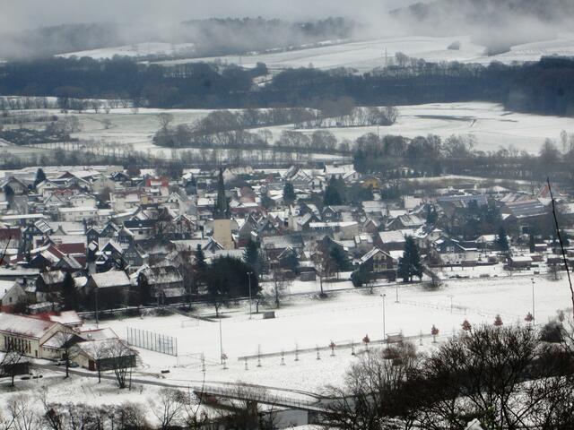 Blick nach Battenfeld (Eder). Vorne die Ederbrücke mit dem Sportplatz und der Kirche.
