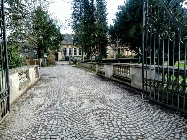 Auch Düsseldorf wurde zum Schauplatz für eine Mord mit Aussicht Folge.   Schloss Garath stellte das Elite Internat Schloss Lobberich dar. Folge : Tödlicher Lehrstoff