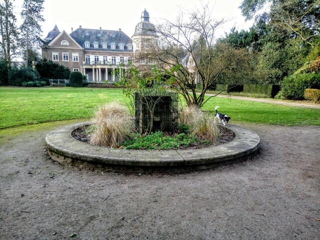 Auch Düsseldorf wurde zum Schauplatz für eine Mord mit Aussicht Folge.   Schloss Garath stellte das Elite Internat Schloss Lobberich dar. Folge : Tödlicher Lehrstoff