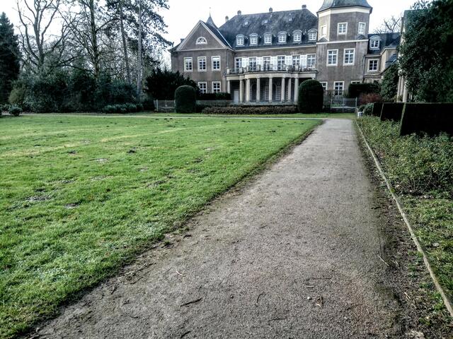 Auch Düsseldorf wurde zum Schauplatz für eine Mord mit Aussicht Folge.   Schloss Garath stellte das Elite Internat Schloss Lobberich dar. Folge : Tödlicher Lehrstoff