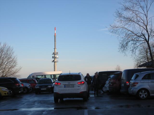 Parkplatzsuche oben am Berg. Da hilft nur zurück fahren zum unteren Parkplatz und dort eine freie Lücke suchen. Das ausgesprochen freundliche Wetter hat die Menschen zum Jahreswechsel 2017/18 auf den Hohen Peißenberg gelockt. Wer könnte das nicht verstehen?
