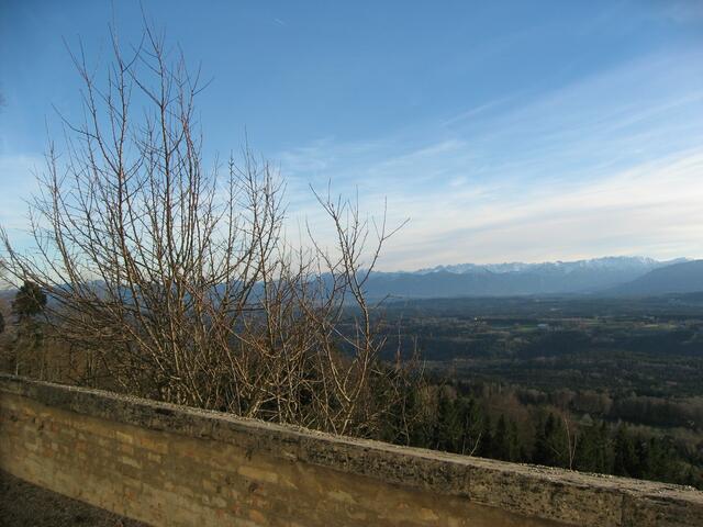 Eine alte Steinmauer begrenzt den Platz vor der Wallfahrtskirche auf dem Berg. Mein Foto-Blick geht ins "Blaue Land" bei Murnau.