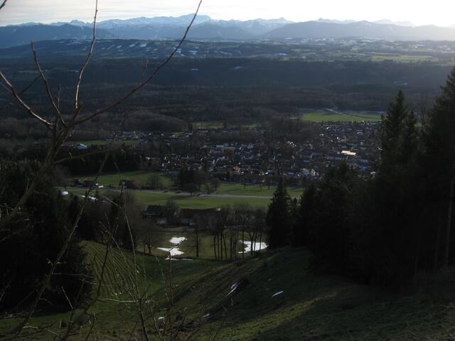 Letzte Schneereste oberhalb der Bergstraße zum Hohen Peißenberg. Am Horizont Zugspitze und Kreuzspitze