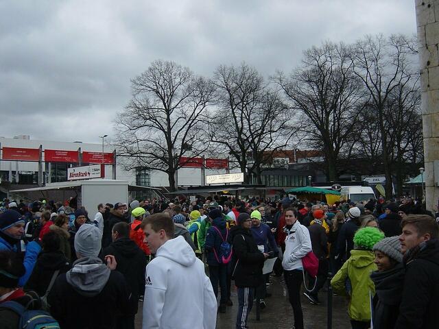 Buntes Treiben am Nordufer, Fackelläufer.