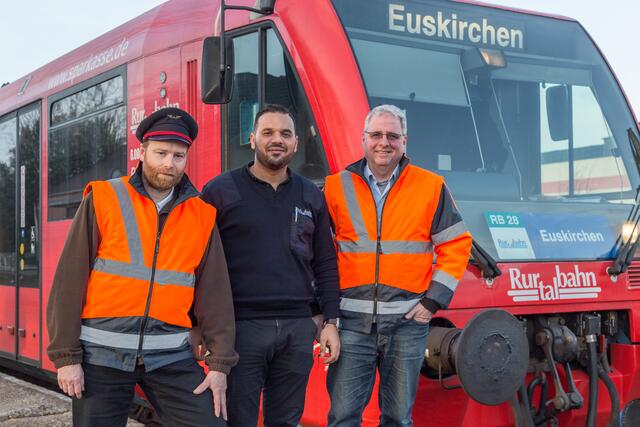 Das Arbeitsteam des Bürgerbahnvereins im Bahnhof Zülpich. v.l.n.r. Gregor Zierath, Rifi Mohammed (Triebfahrzeugführer der Rurtalbahn GmbH) und Hansbert Schruff  (Foto: Sebastian Petermann - photo79)
