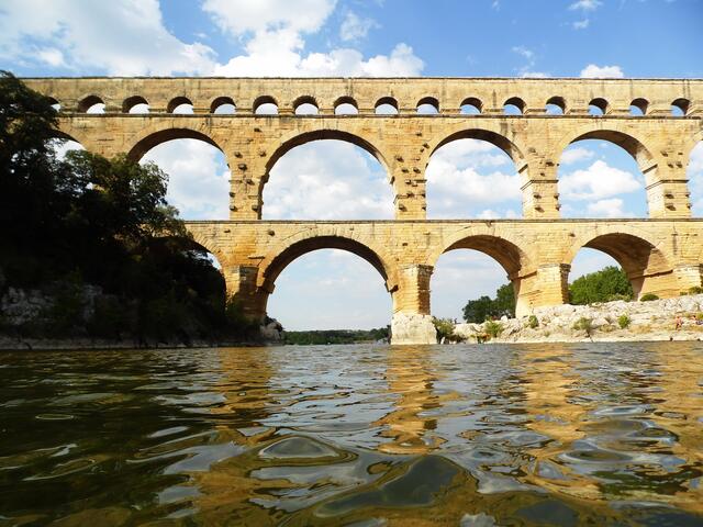 Es ist sehr eindrucksvoll, unter der Brücke hindurchzuschwimmen.