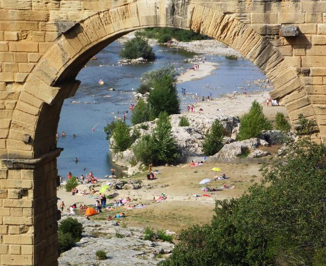 Der Fluss Gardon ist auch ein Erholungsparadies. Also bei einem Besuch die Badesachen nicht vergessen. Und am Abend sind nur noch wenige Menschen dort.
