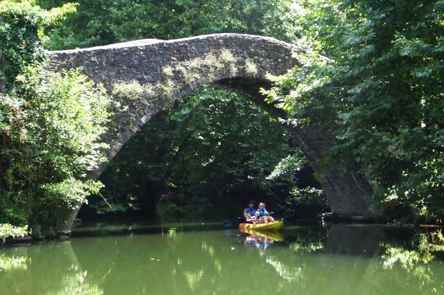 Die Kunst des besonders stabilen Bogenbaus haben die Römer von den Etruskern übernommen. Diese Römer-Brücke befindet sich in den Pyrenäen.