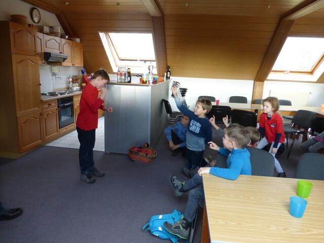 Fynn zeigt pantomimisch einen Beruf