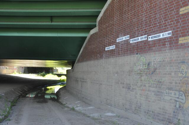 Unter der Flutbrücke der Mittellandkanal bei Seelze (07/2012)