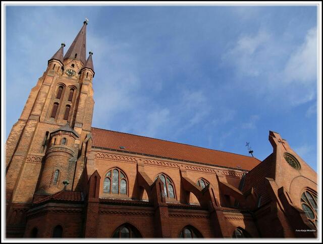Nur wenige Schmuckelemente (wie der Backsteinfries)  sind an der Apostelkirche in Hannovers Oststadt zu finden (Foto: Katja Woidtke)