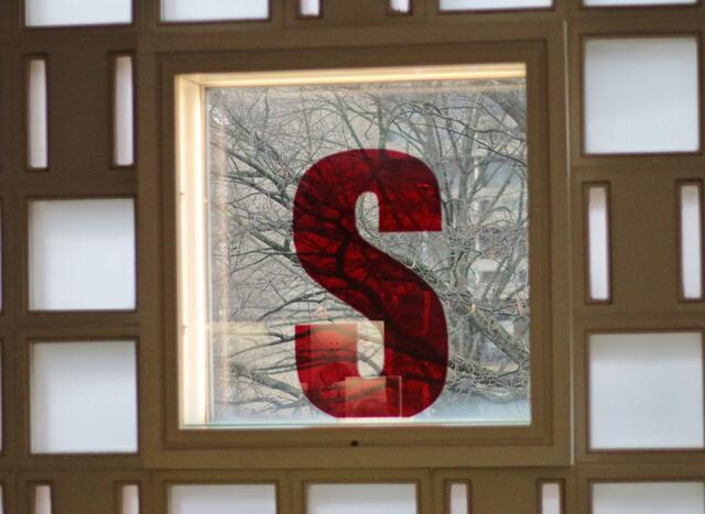 von Innen und Außen die Buchstaben sehr gut sichtbar