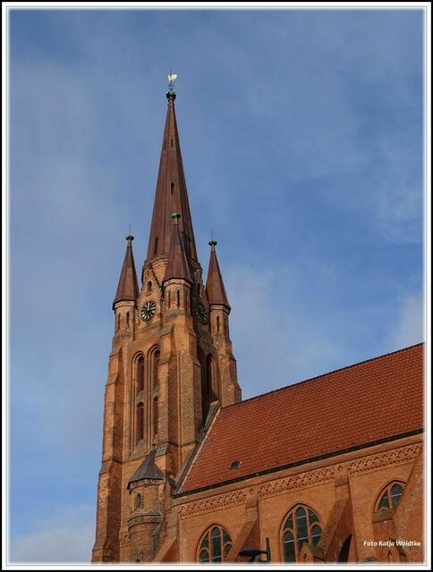 Vier achteckige Türmchen umrahmen den Fuß der Kirchturmspitze der Apostelkirche (Foto: Katja Woidtke)