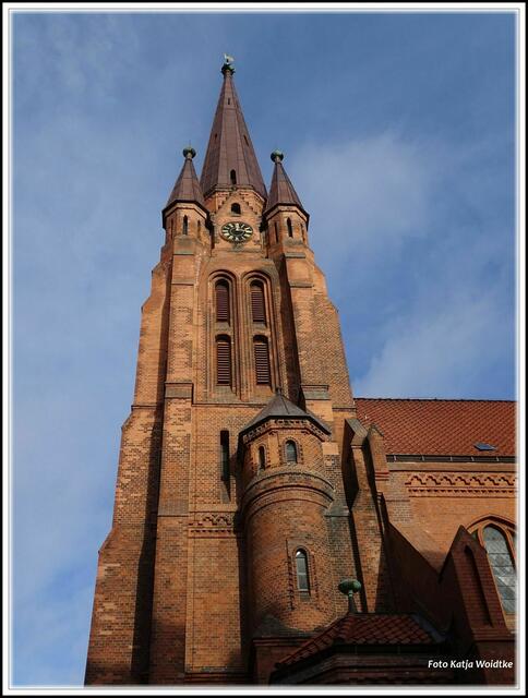 Imposanter Turm der Apostelkirche in Hannovers Oststadt (Foto: Katja Woidtke)