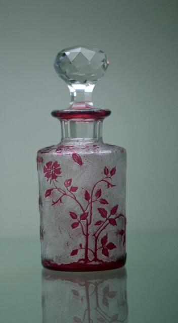 Flakon mit roten Blütenzweigen um 1900.