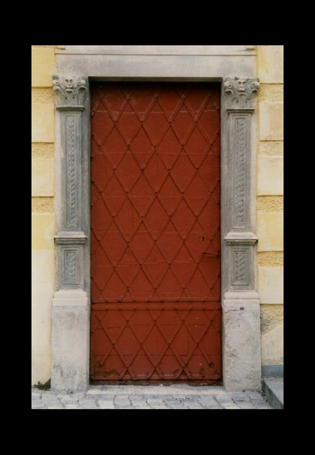 Eine Tür zu Füßen der Rathauskapelle.