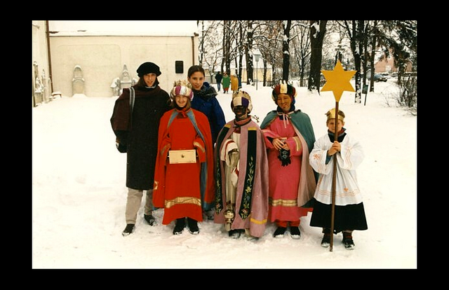 Sternsinger-Gruppe vor der Retzer Stadtpfarrkirche.