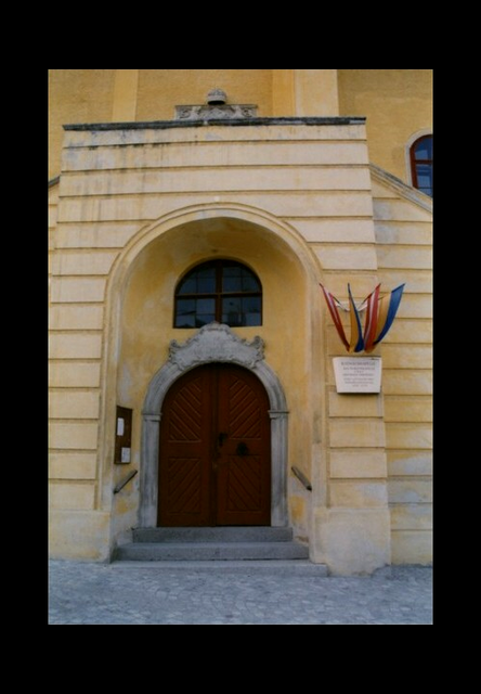 Der Eingang zur Rathauskapelle auf einer Aufnahme aus dem Sommerhalbjahr.