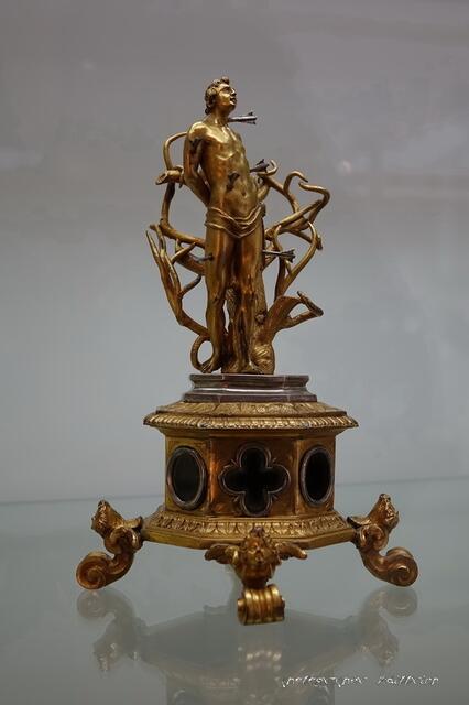 Reliquiare (Überrest, Überbleibsel). Behältnis zur Aufbewahrung von Gebeinen oder Asche verehrter Heiliger etc.