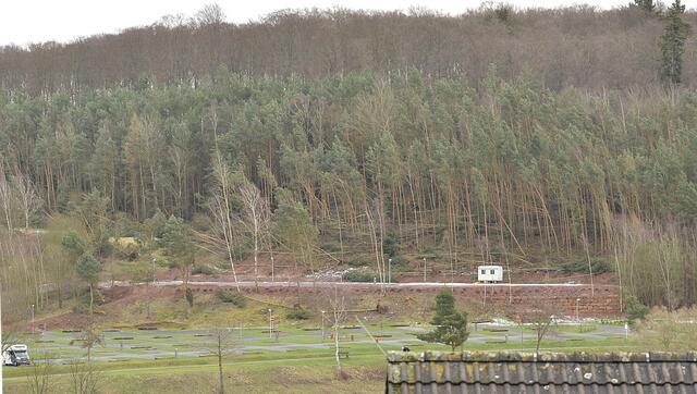 13:41h - viele Bäume sind umgefallen. Sie wurden dort nach dem Bau des Twiste-Staudammes gepflanzt - vorher....  https://www.myheimat.de/bad-arolsen/natur/der-twistesee-ist-zum-ersten-mal-voll-mai-1979-m1585354,1750471.html