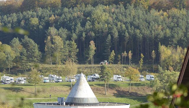 18. Okt. '17 - vor drei Monaten, die Fällarbeiten beginnen für den zusätzlichen Stellplatz - erst am kleinen Hang, später am Waldrand hinten