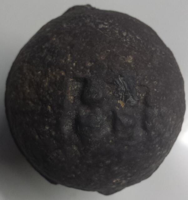 Geschützkugel mit Monogramm HJH (Herzog Julius Hütte). Zeugnis vom Geschäftssinn des Herzogs. Er ließ die Kugeln aus Eisenschlacke (Abfallprodukt der Eisenverhüttung) herstellen. Sie bewährten sich allerdings nicht, weil sie beim Auftreffen sofort zerplatzten und somit keine Durchschlagskraft hatten.