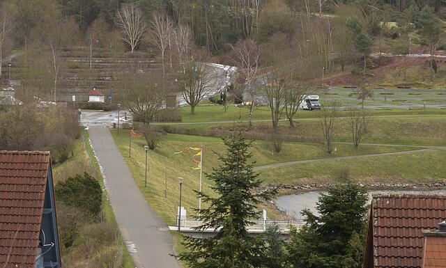 13:40h - von der Fahne flattert nur noch ein kümmerlicher Rest - der Leuchtturm steht nicht mehr.............