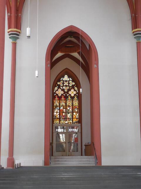 Durch diesen Eingang sind wir gekommen. Die alte Orgel befand sich (wenn man reinkommt) rechts vom Eingang auf einer kleinen Empore.