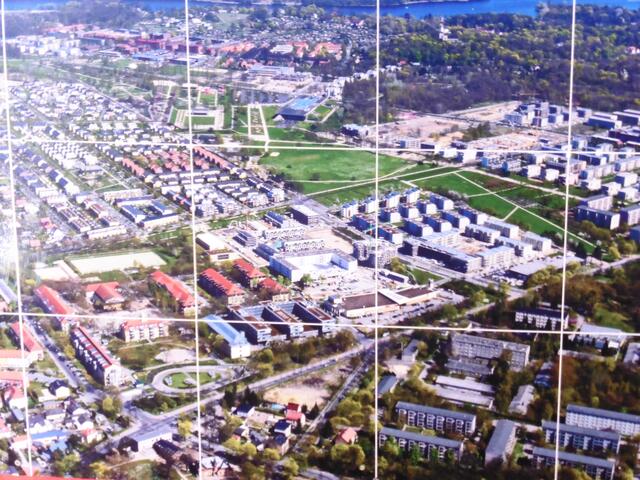Der Stadtteil Bornstedter Feld im Norden, die Grünfläche in der Bildmitte ist der Volkspark, zuvor die Fläche der Bundesgartenschau 2001