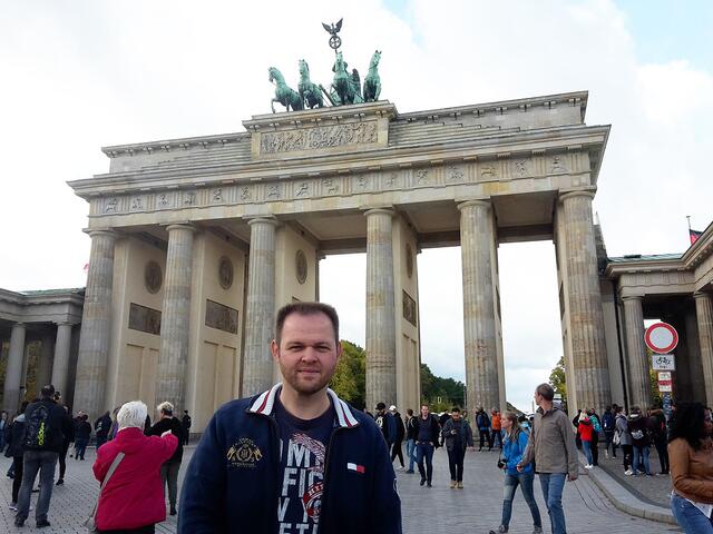 Engin Eroglu, Landesvorsitzender der FREIE WÄHLER Hessen, am Brandenburger Tor. | Foto: Thorsten Strack