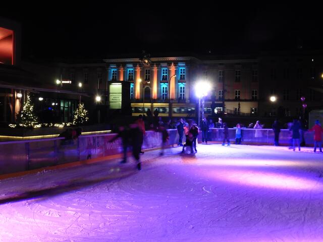 Zur Zeit ist eine kleine Eislaufbahn am Hafen gegenüber dem wiederaufgebauten Stadtschloss eine besondere Wintersportmöglichkeit