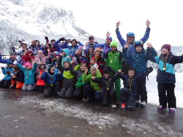 Am letzten Tag gab es noch eine kleine Ehrung der Skikursteilnehmer. Unschwer ist zu erkennen, mit wieviel Spaß die Jugendlichen bei der Sache waren.