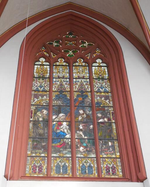 Dieses Fenster befindet sich auf der linken Seite des Altarraumes. Im vorherigen Bild kann man noch ein Stück des Rahmens sehen.