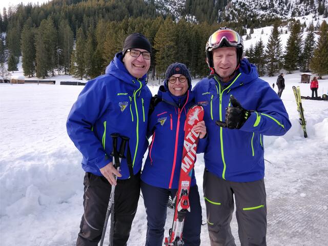 Skilehrer Mike Bronner beim Gruppenbild mit Bürgermeister Wörle und Monika Wörle.