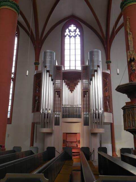 Die neue Orgel an ihrem neuen Platz. Die alte Orgel stand vorher hinter den Kirchenbänken auf einer kleinen Empore.